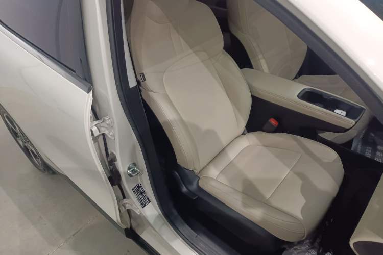 Used Wuling Bingo PLUS 2024 330 km Range Five-Seater Version Right Front Seat