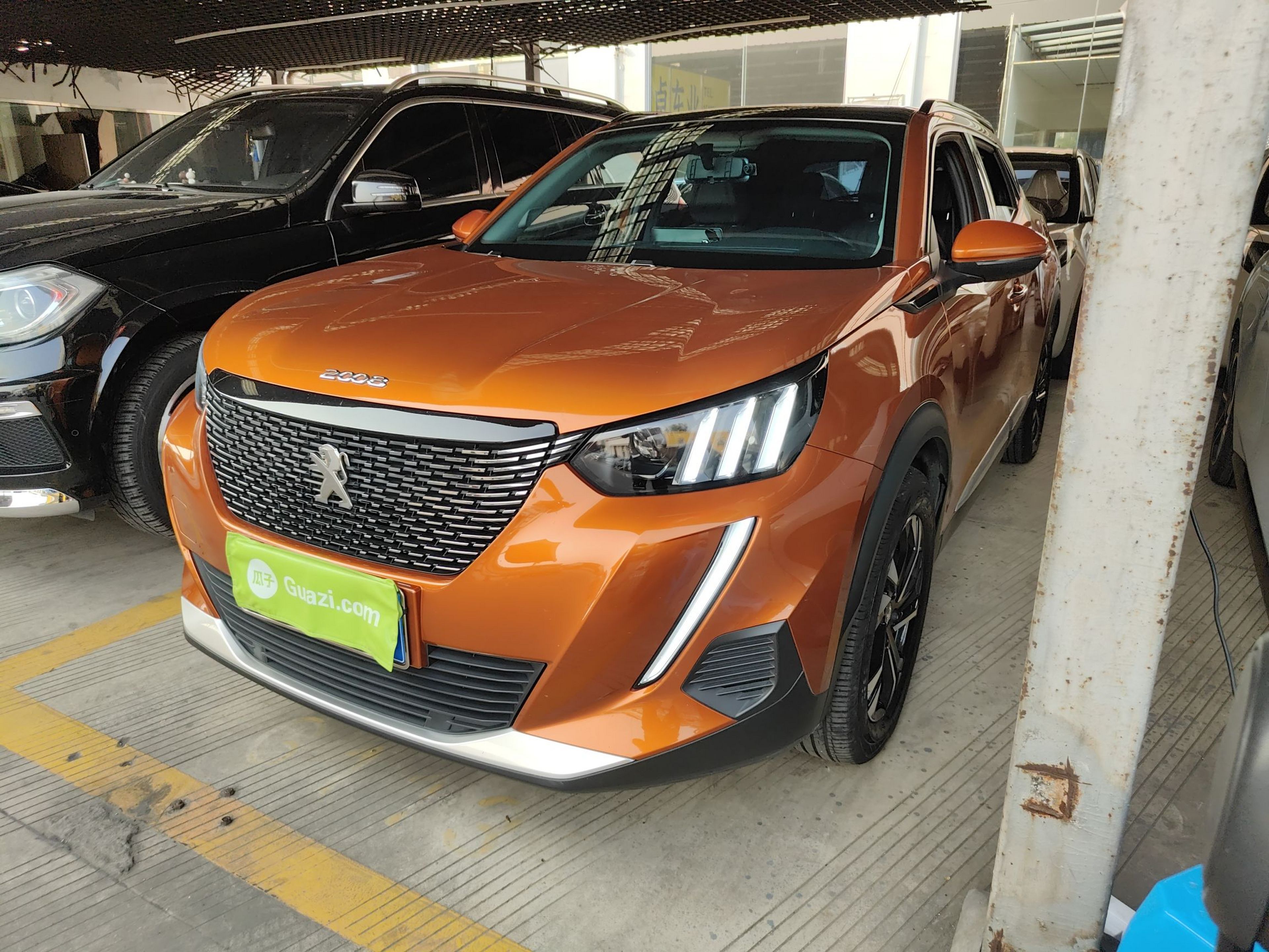 تحت مقدمة السيارة