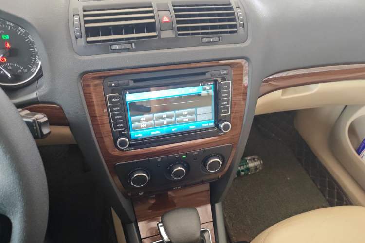 Used Skoda Octavia 2010 1.6L Automatic Yijun Edition Audio And AC Panel