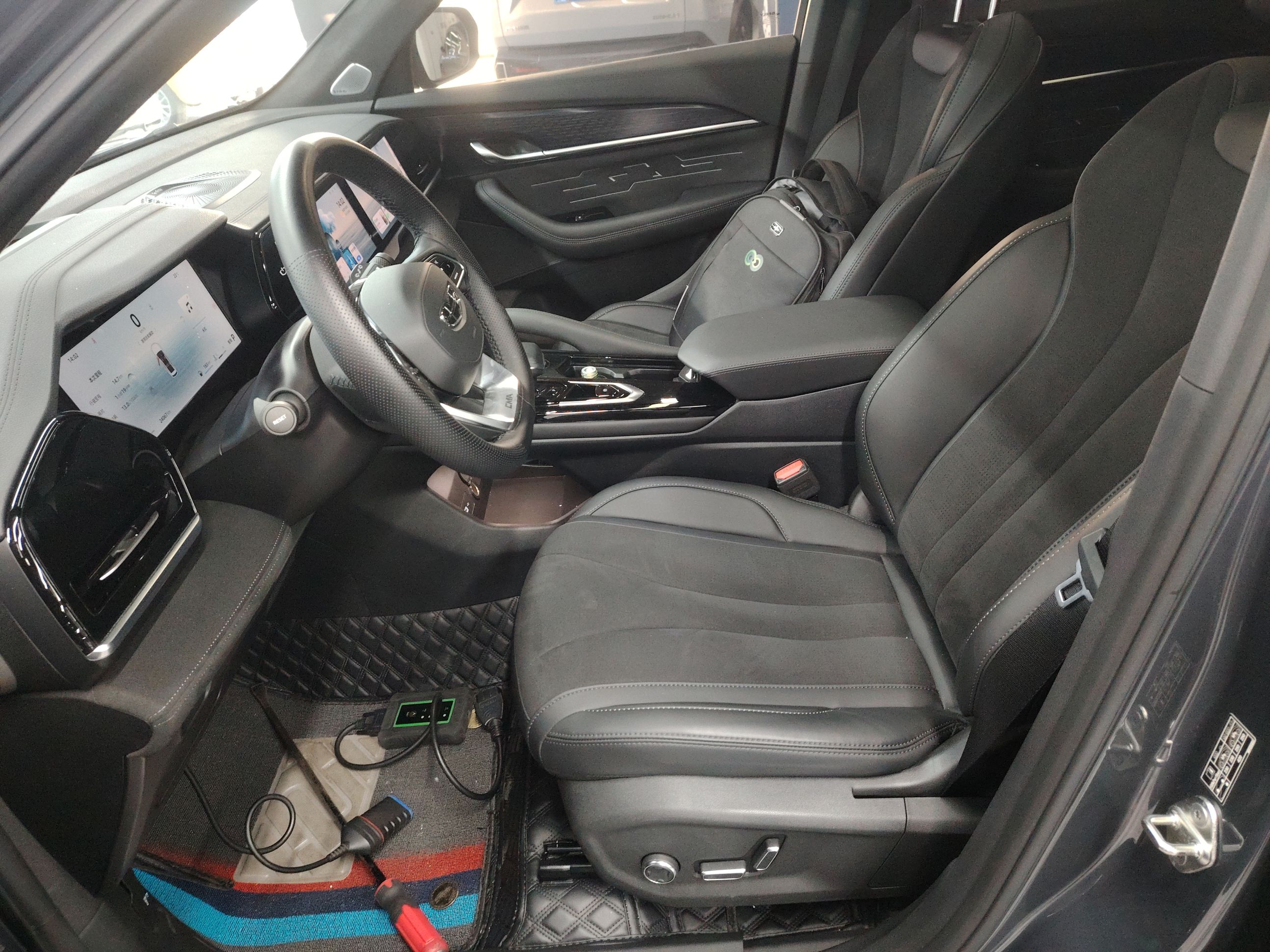 المقاعد الأمامية داخل السيارة