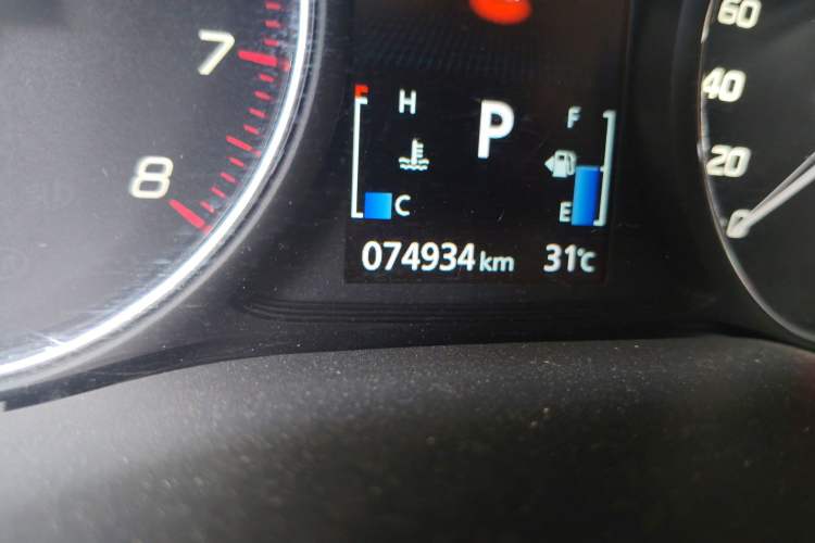 Used Mitsubishi Outlander 2019 2.4L 4x4 Zhi Xiang Edition 7 Seats China V Emission Standard Odometer Close Up