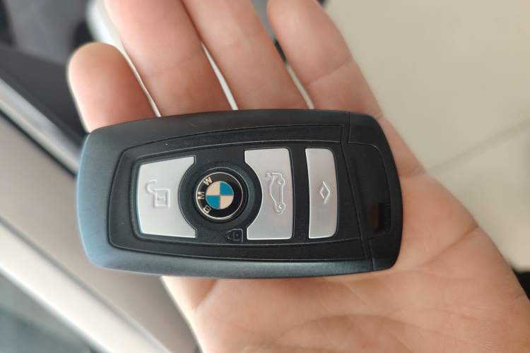 Used BMW 5 Series 2014 528Li Leading Model
