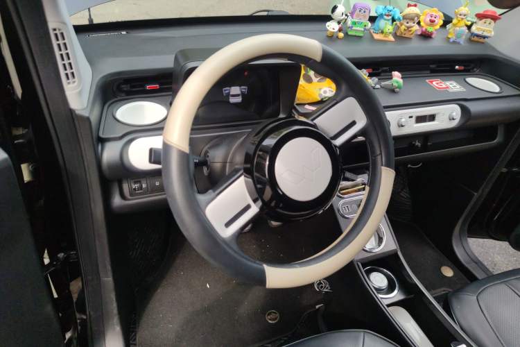 Used Wuling Hongguang MINIEV 2022 GAMEBOY 300km Enthusiast Model with Lithium Iron Phosphate Steering Wheel