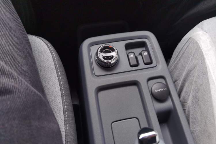 Used Wuling Yangguang 2024 300KM Comfort Version Passenger Van 75kW