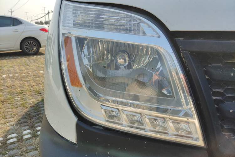 Used SAIC MAXUS Xintu V80 2020 2.5T Manual Classic City Delivery King Long Wheelbase Mid-Height 2/3 Seats