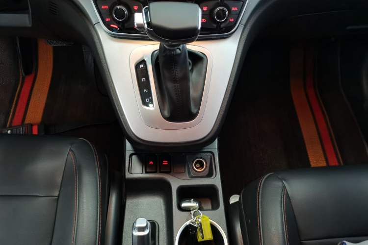 Used Haval M6 2019 1.5T DCT Two-Wheel Drive Elite Version China VI Standard Gear Lever