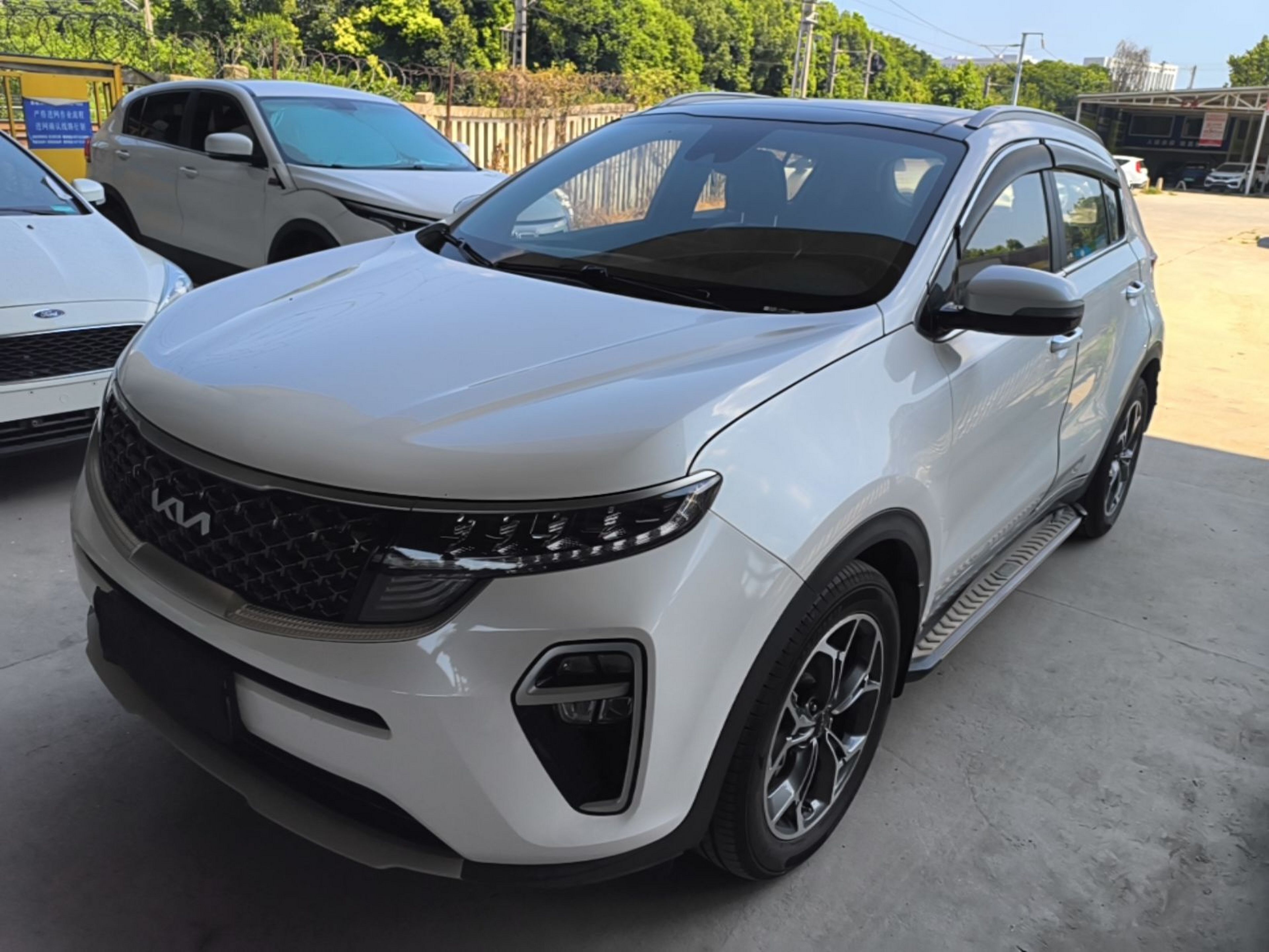 Под передней частью автомобиля