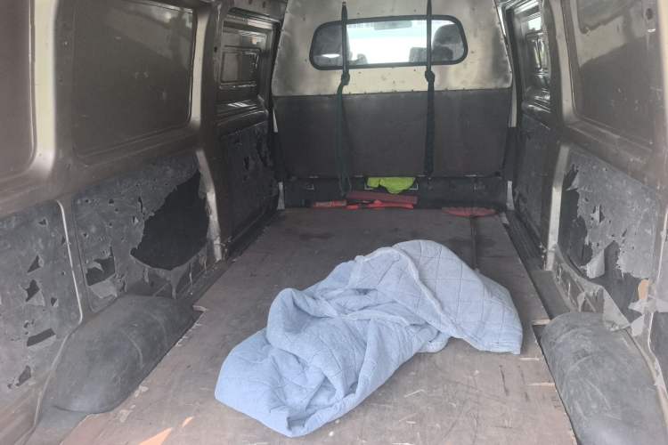 Used Wuling Rongguang EV 2022 Basic Model Enclosed-Window Vehicle with 2 Seats Equipped with Penghui Battery Trunk