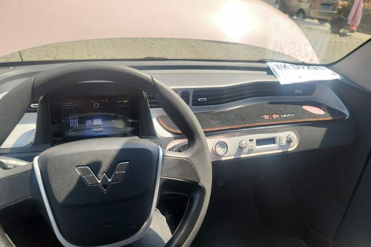 Used Wuling Hongguang MINIEV 2022 Macaron Premium Model – Lithium Iron Phosphate Center Console