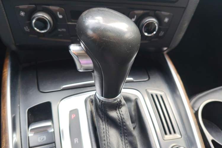 Used Audi Q5 2010 3.2 FSI Sport Edition Gear Lever