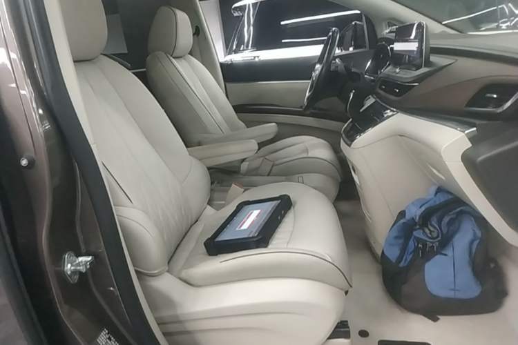 Used Buick GL8 2022 Land Business Class 652T Luxury Model Right Front Seat