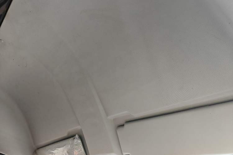 Used Iveco Daily 2023 2.5T V37 Van Long Wheelbase Mid-Roof Design Dual Tires Side-Swing Doors 2-3 Seater