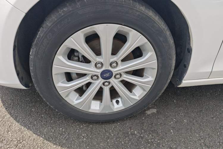 Used Ford Escort 2015 1.5L Automatic Fashion Model Left Front Wheel Hub