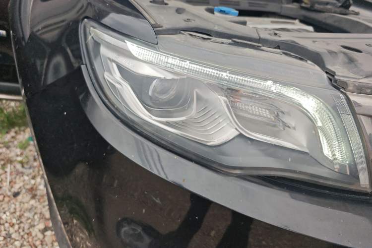 Used Geely Auto Emgrand X7 Sport 2018 1.8TD Automatic Two-Wheel Drive Smart 4G Connected Version Right Front Headlight