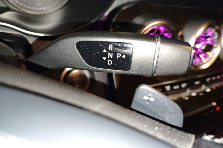 Used Mercedes-Benz GLC 2018 Facelift GLC 260 4MATIC Luxury Edition Gear Lever