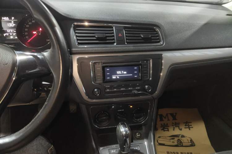 Used Volkswagen Lavida 2015 1.6L Automatic Comfort Edition Audio And AC Panel