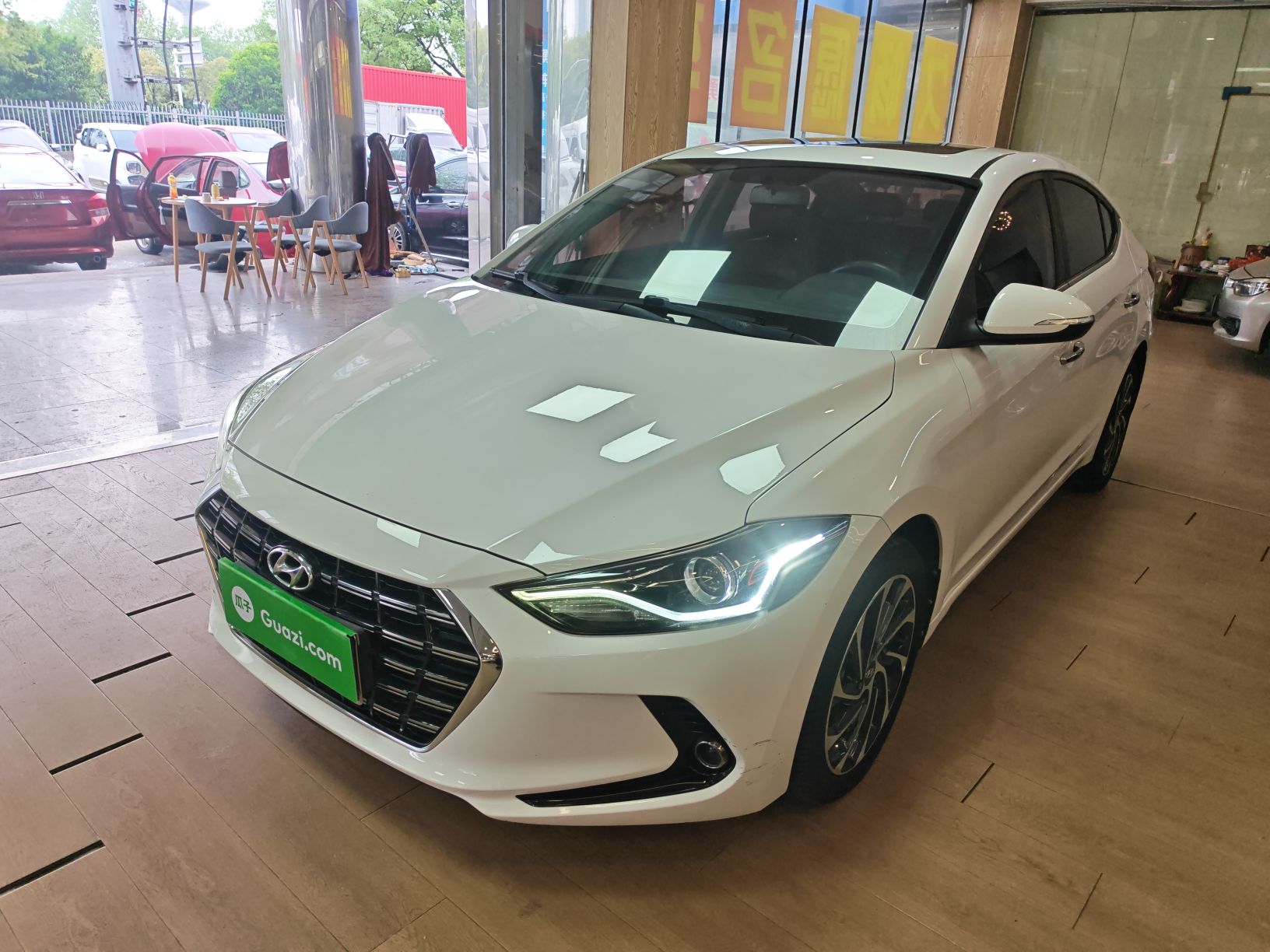 تحت مقدمة السيارة