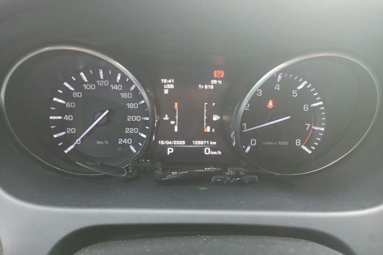 Used Land Rover Discovery Sport 2016 2.0T HSE Odometer Close Up