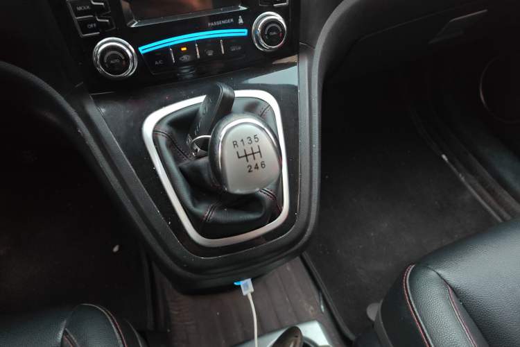 Used Haval H6 2015 Upgraded Model 1.5T Manual Two-Wheel Drive Elite Version Gear Lever