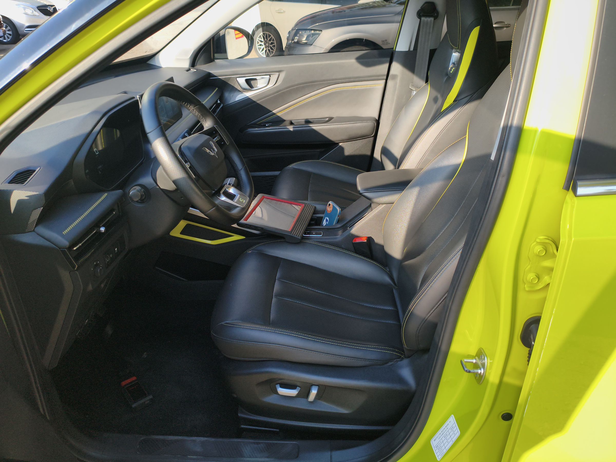 المقاعد الأمامية داخل السيارة