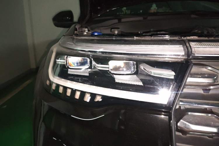 Used Ford Explorer 2023 EcoBoost 285 Four-Wheel Drive Titanium Edition 6 Seats
