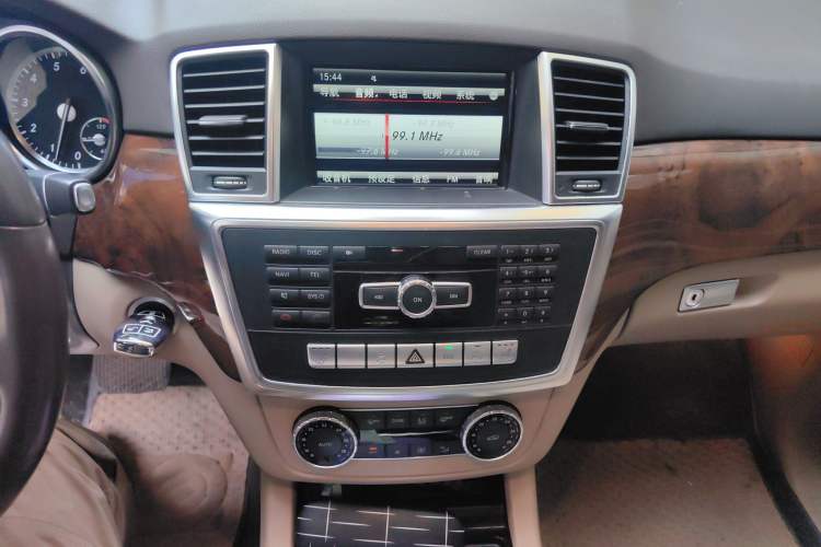 Used Mercedes-Benz M-Class 2015 ML 400 4MATIC Dynamic Model Audio And AC Panel