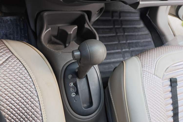 Used Nissan Sunny 2014 1.5XE CVT Comfort Edition Gear Lever