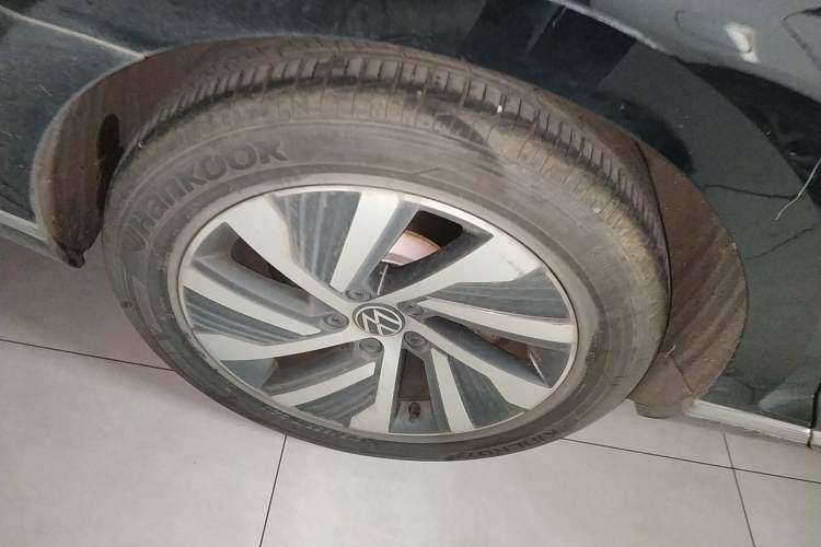 Used Volkswagen Magotan GTE Plug-in Hybrid 2020 GTE Luxury Model Right Rear Wheel Hub