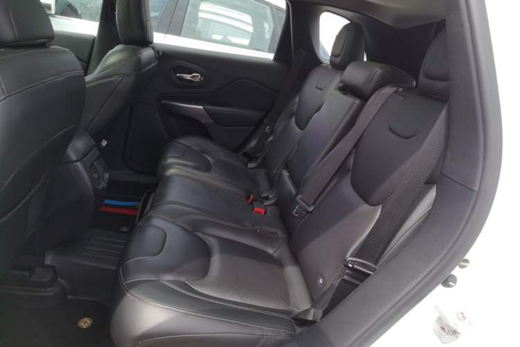 Used Jeep Cherokee 2019 2.0T Two-Wheel Drive Smart Enjoyment Version China V
