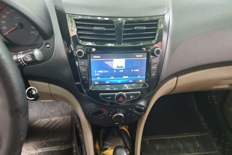 Used Hyundai Verna (older generation) 2014 1.4L Automatic Smart GLS Audio And AC Panel