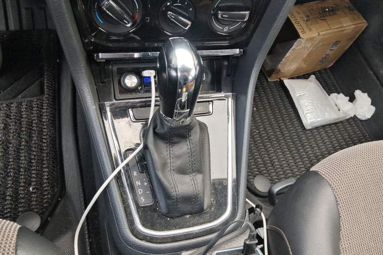 Used Volkswagen C-TREK 2017 1.6L Automatic Comfort Model Gear Lever