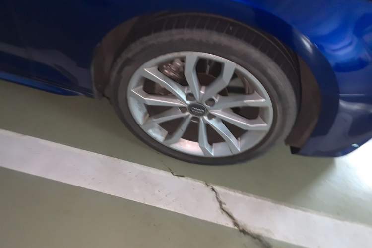 Used Audi A4L 2018 30th Anniversary Edition 40 TFSI Fashion Model Right Front Wheel Hub