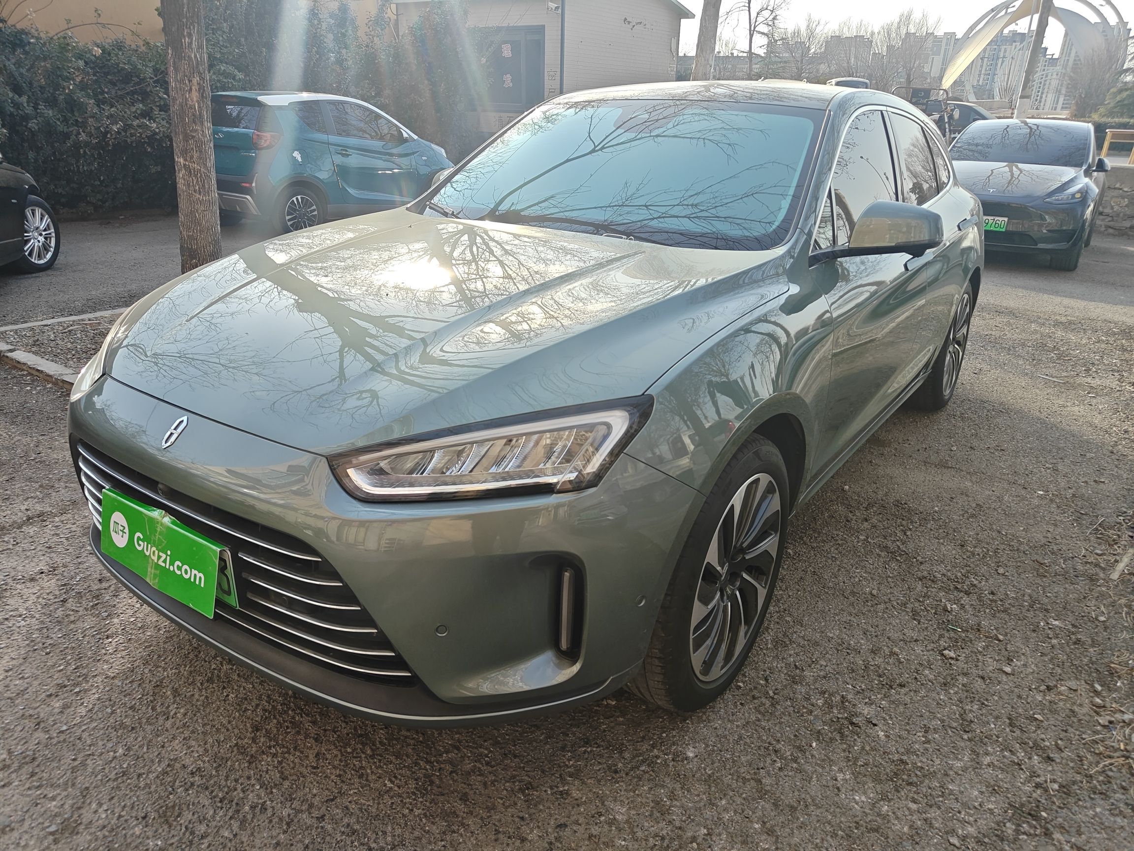 Под передней частью автомобиля