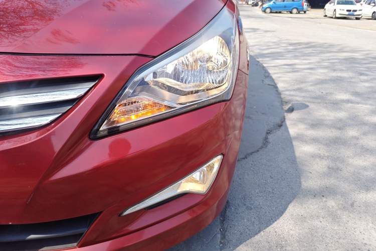 Used Hyundai Verna (older generation) 2014 1.4L Automatic Smart GLS Left Front Headlight