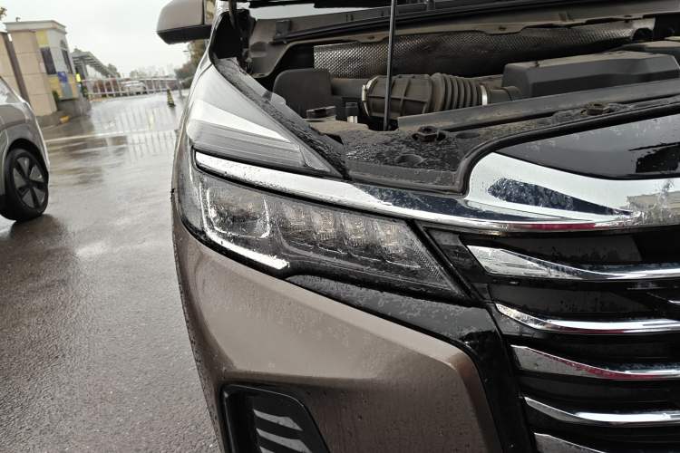 Used Buick GL8 2023 Facelifted Land Cruiser Executive Luxury Version