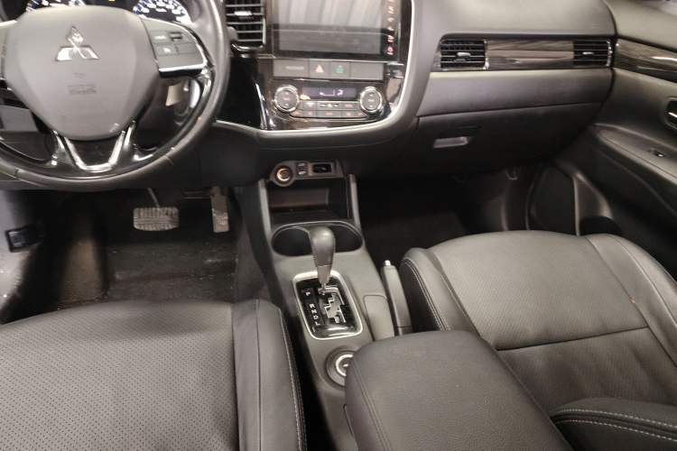 Used Mitsubishi Outlander 2016 2.4L 4x4 Luxury Edition 7-Seater