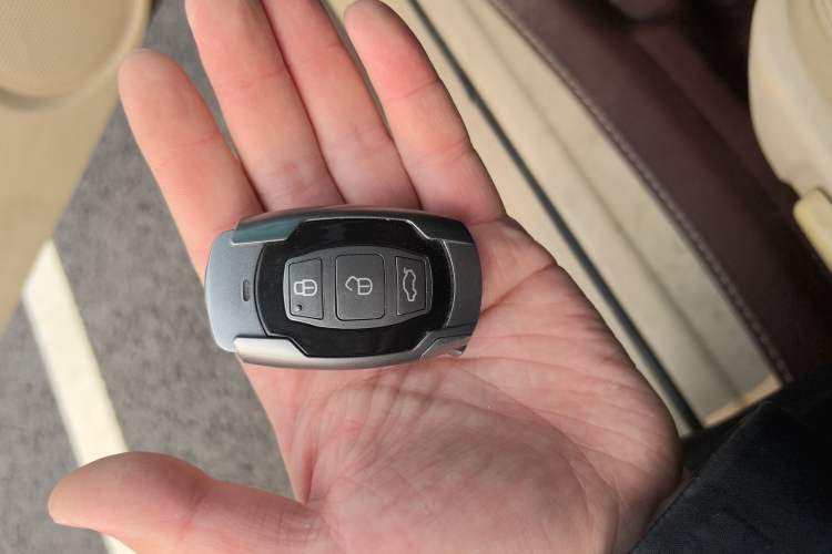 Used BYD G6 2012 2.0L Manual Luxury Version
