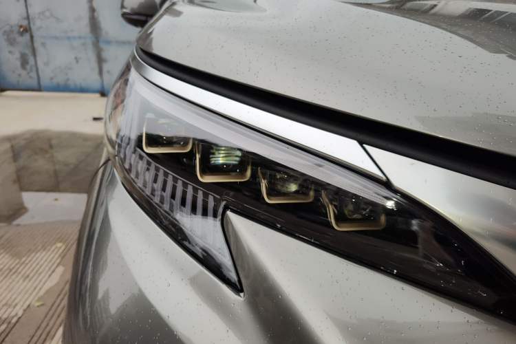 Used Toyota Granvia 2024 2.5L Hybrid Prestige PLUS Four-Wheel Drive Version Right Front Headlight