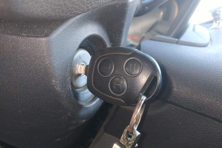 Used Ford Transit 2017 2.0T Diesel Van Short Wheelbase Mid-Roof China V Standard
