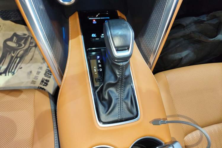 Used Toyota Venza 2022 Dual-Engine 2.5L CVT Two-Wheel Drive Prestige Edition
