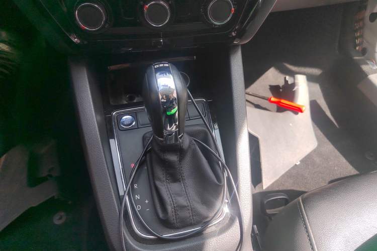 Used Volkswagen Sagitar 2018 280TSI DSG Comfort Model Gear Lever