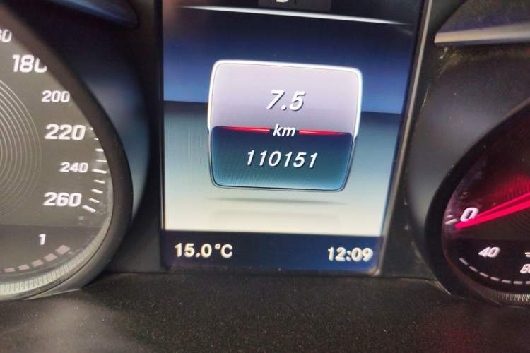 Used Mercedes-Benz GLC 2017 GLC 260 4MATIC Dynamic Edition Odometer Close Up