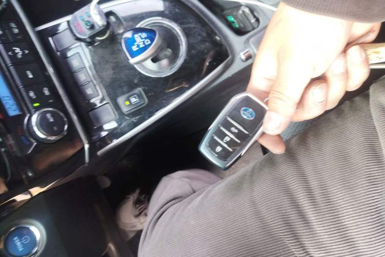 Used Toyota Corolla 2016 Dual-Engine 1.8L E-CVT Leading Edition Vehicle Key