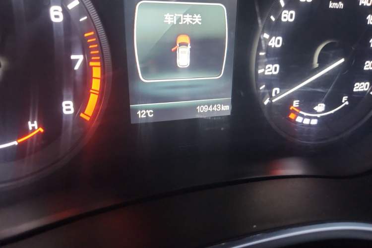 Used CHANGAN CS55 2018 1.5T Manual Colorful Model China V Standard Odometer Close Up