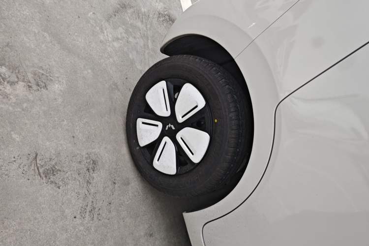 Used Wuling Hongguang MINIEV 2025 Four-Door Version Advanced Edition Right Rear Wheel Hub