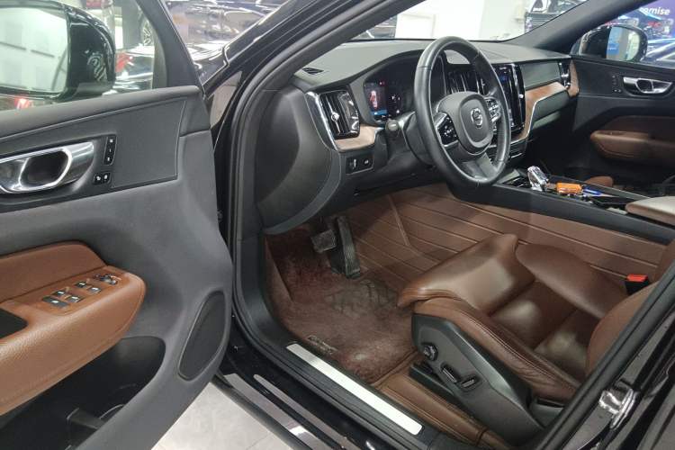 Used Volvo XC60 2022 B5 4x4 Smart Luxury Edition