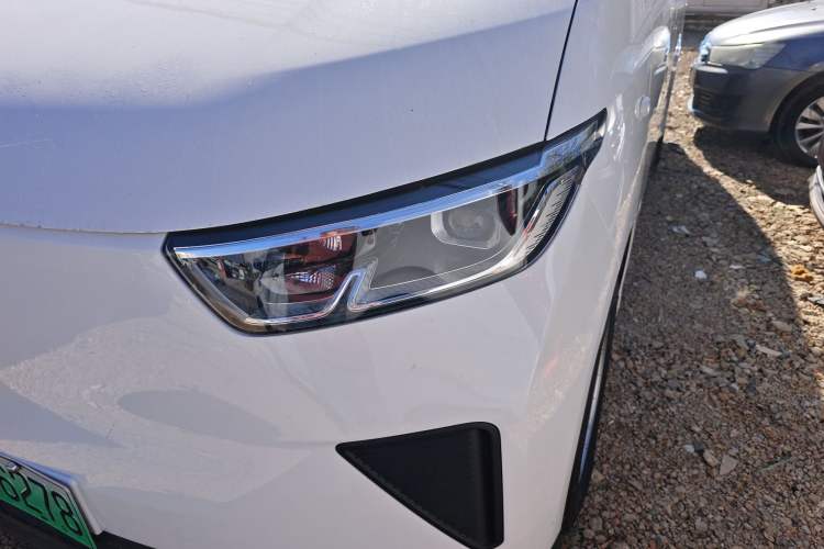 Used Wuling Yangguang 2024 300KM Comfort Version Passenger Van 75kW Left Front Headlight