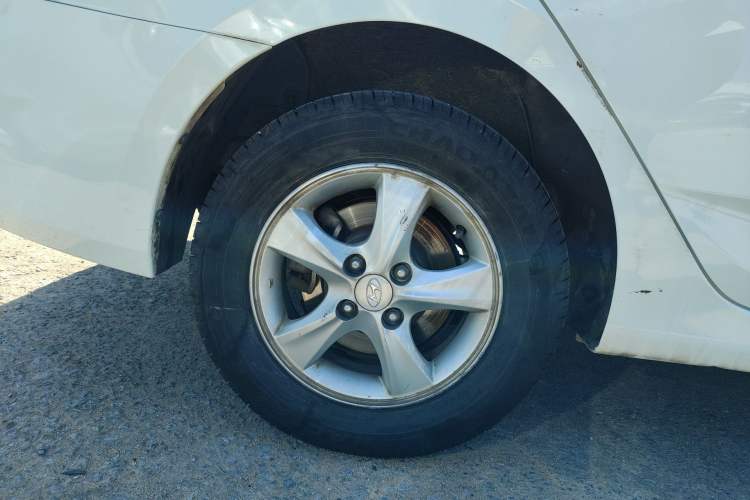 Used Hyundai Verna (older generation) 2016 1.4L Manual Smart GLS Trim Right Rear Wheel Hub