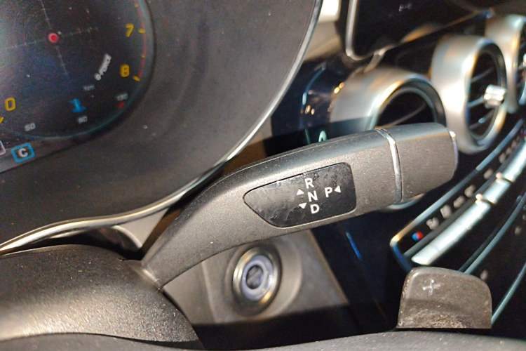 Used Mercedes-Benz GLC 2020 Facelift GLC 260 L 4MATIC Luxury Edition Gear Lever