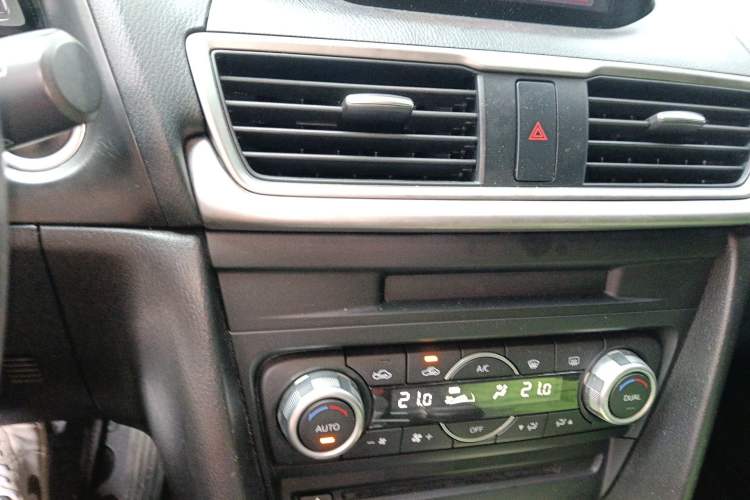 Used Mazda 3 Axela 2019 Cloud-Controlled Edition Hatchback 1.5L Automatic Luxury Model China VI Standard Audio And AC Panel